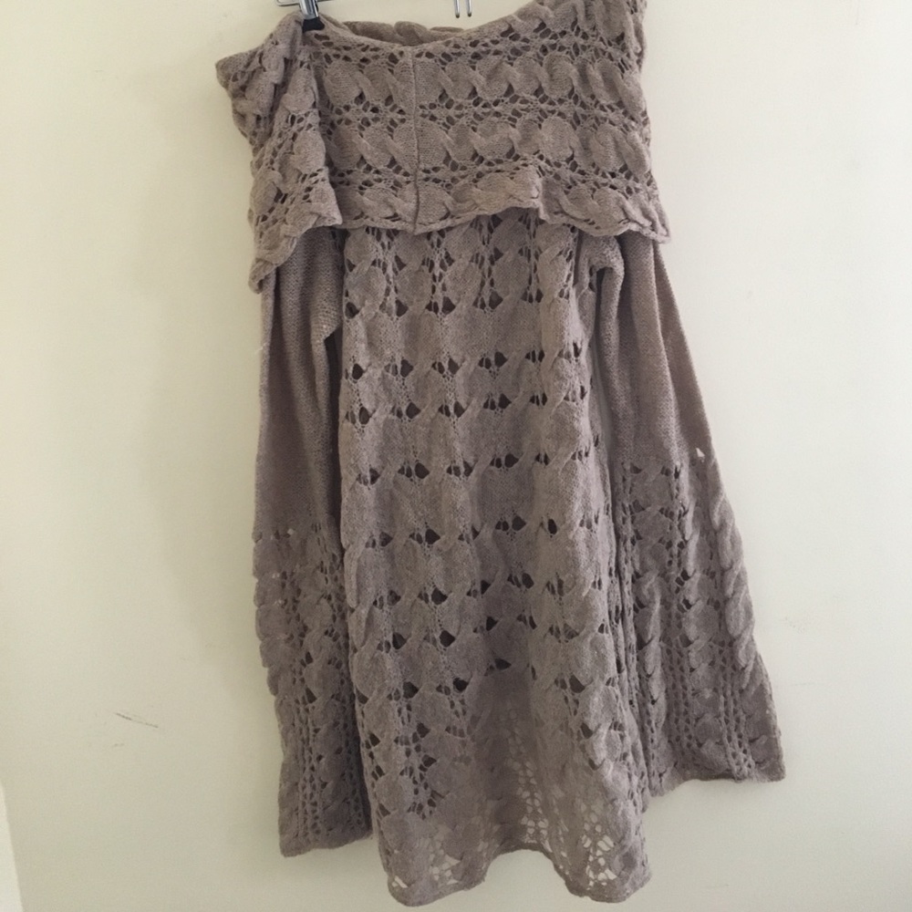 Free People crochet off-shoulder sweater! - Picture 4 of 5